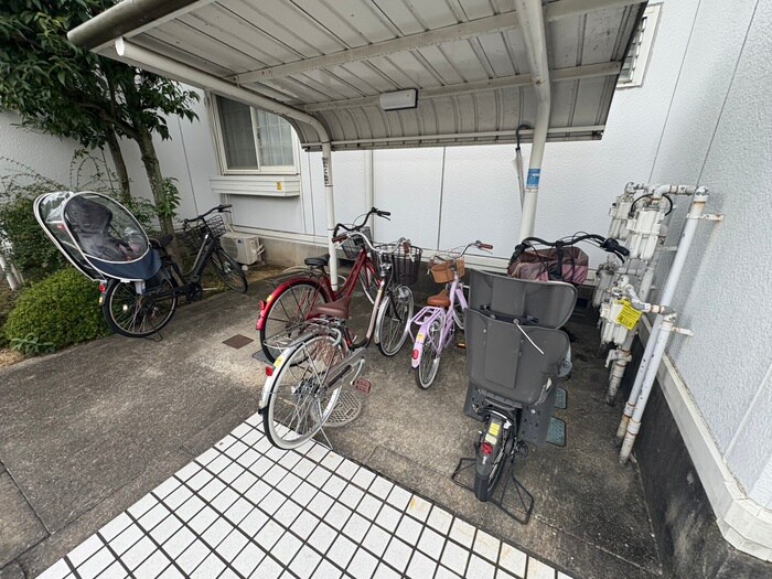 物件外観写真5　(駐輪場)