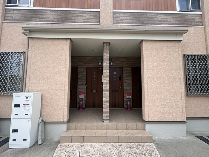 物件外観写真4　(エントランス部分)