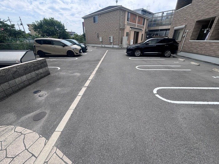 物件外観写真5　(駐車場)