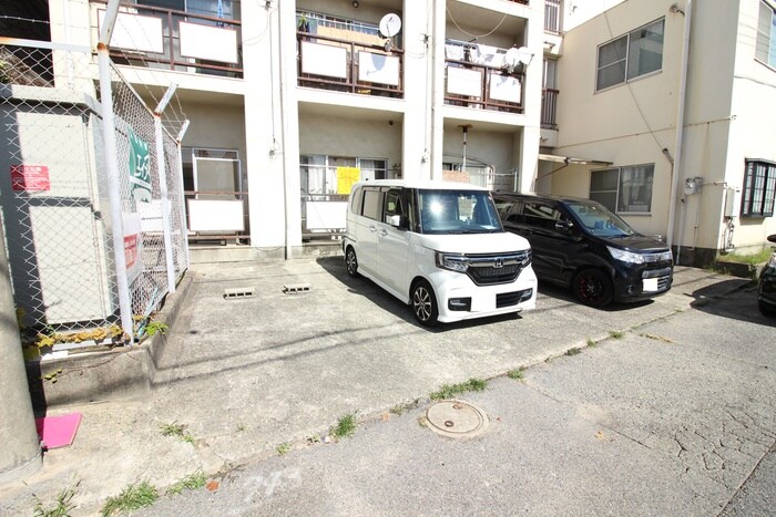物件外観写真4　(駐車場)