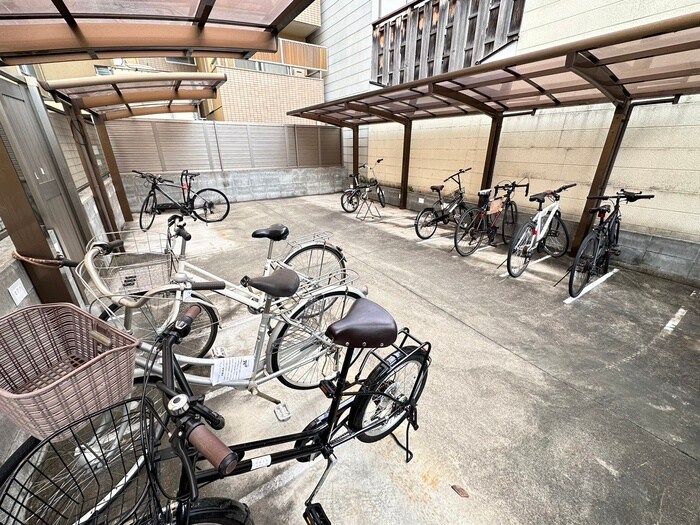 物件外観写真4　(駐輪場)