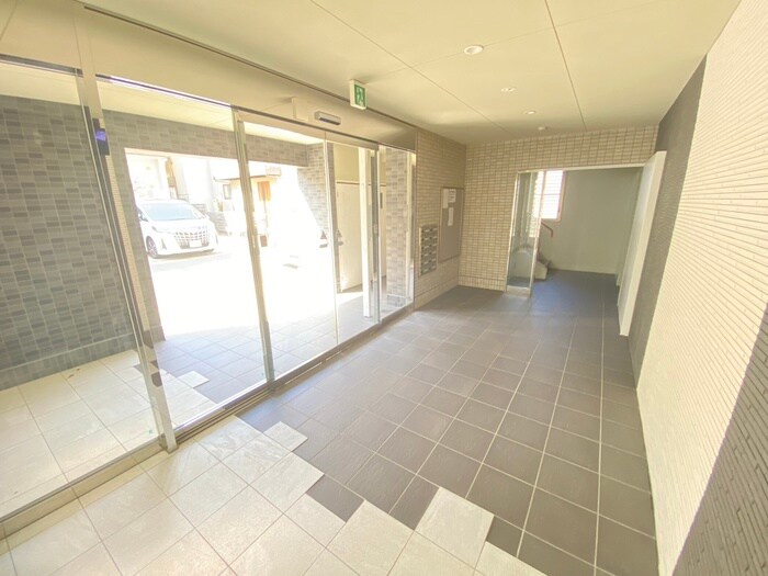 物件外観写真3　(エントランス部分)