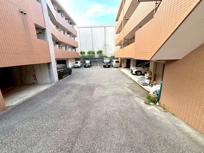 物件外観写真2　(駐車場)