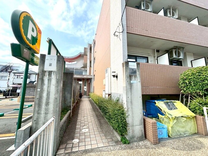 物件外観写真6　(エントランス部分)