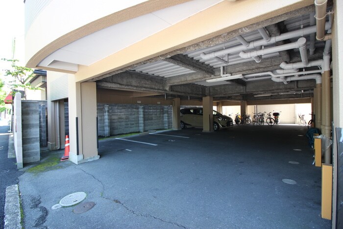 物件外観写真4　(駐車場)