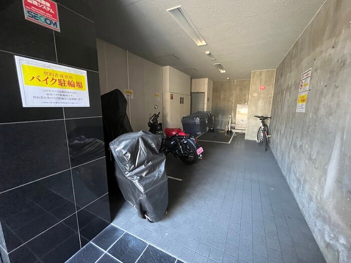 物件外観写真4　(バイク置き場)