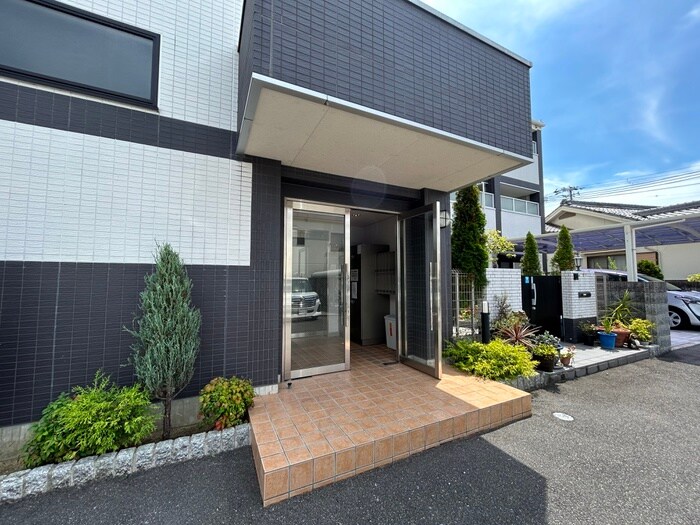 物件外観写真2　(エントランス部分)