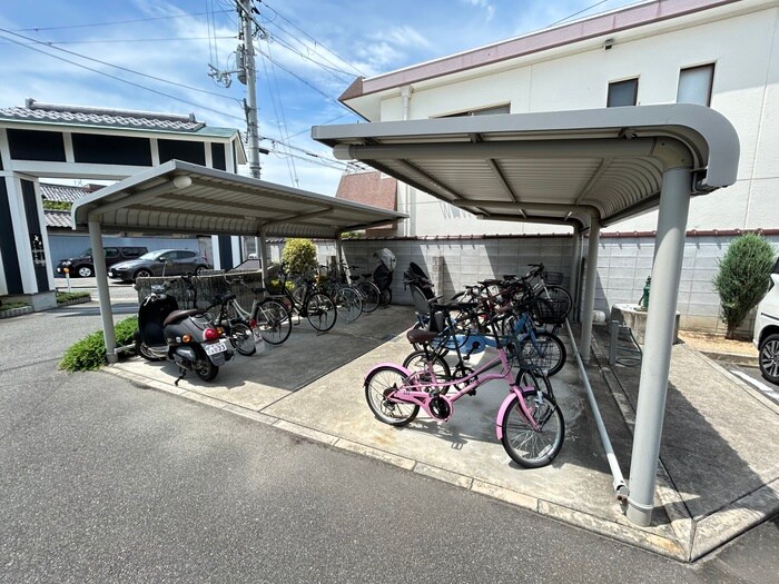 物件外観写真3　(駐輪場)