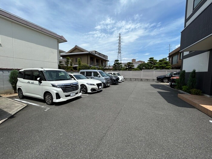 物件外観写真4　(駐車場)