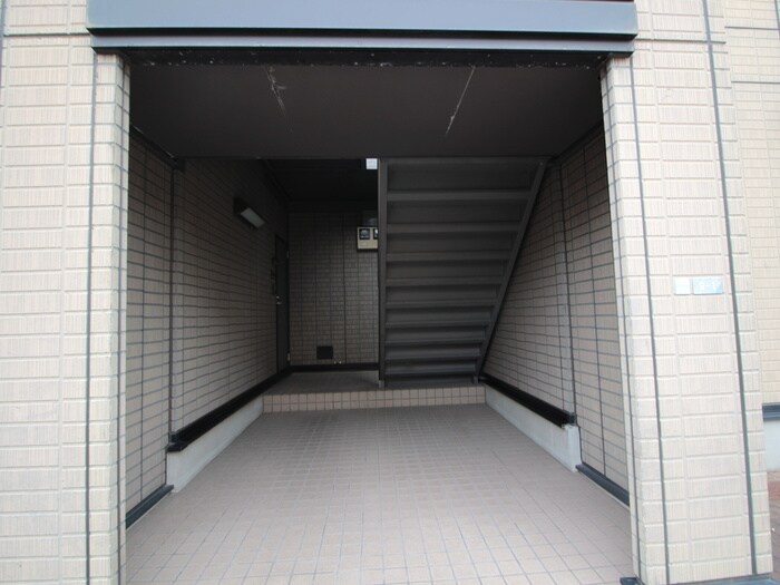 物件外観写真4　(エントランス部分)