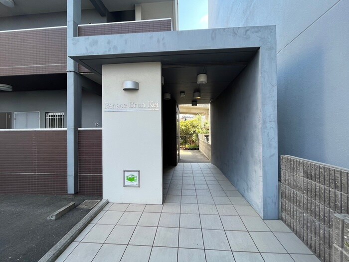 物件外観写真3　(エントランス部分)