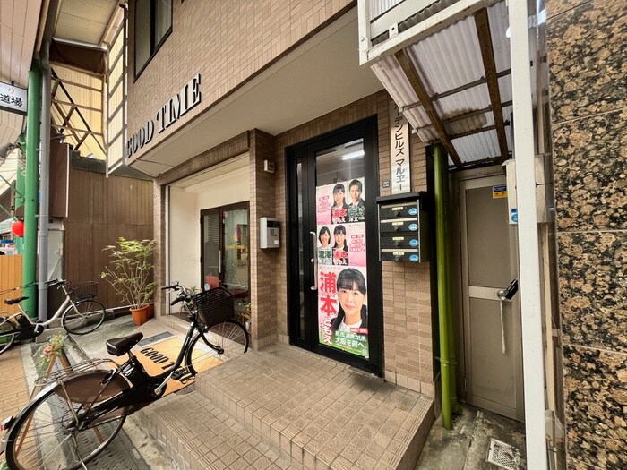 物件外観写真3　(エントランス部分)