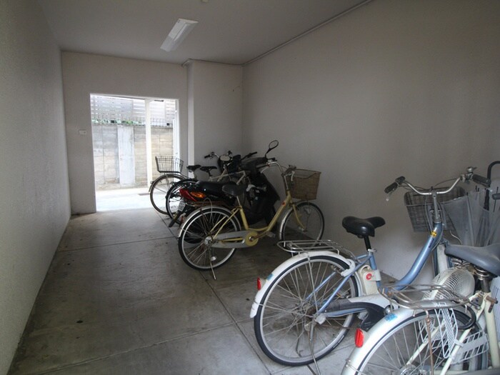 物件外観写真3　(駐輪場)