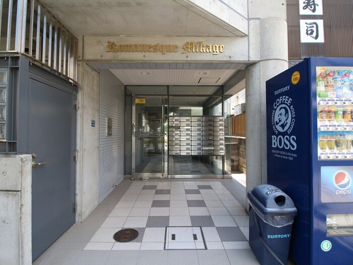 物件外観写真4　(エントランス部分)