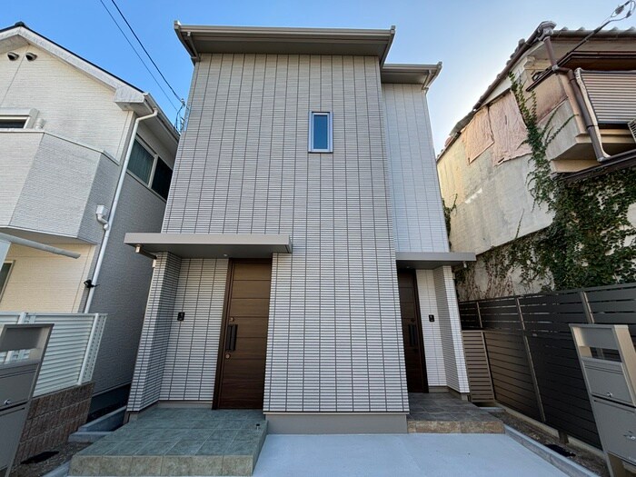 物件外観写真4　(エントランス部分)