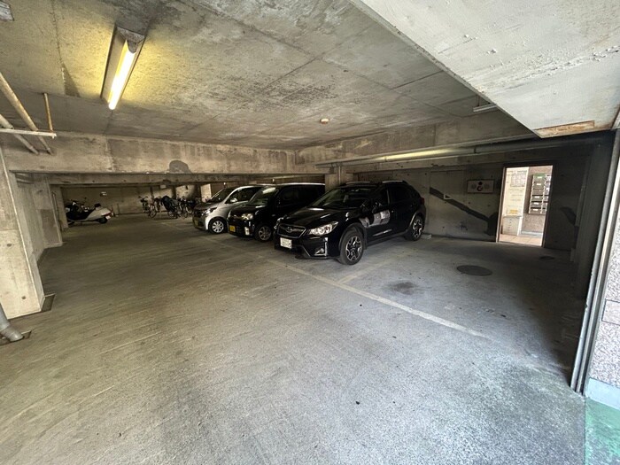 物件外観写真4　(駐車場)