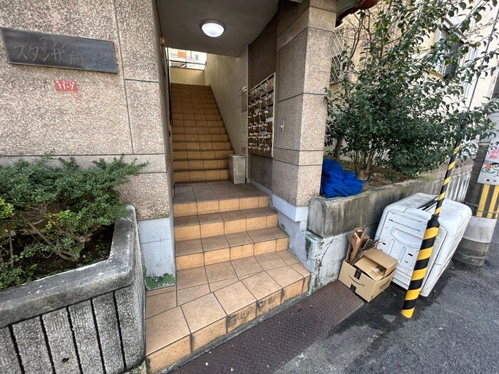 物件外観写真6　(エントランス部分)