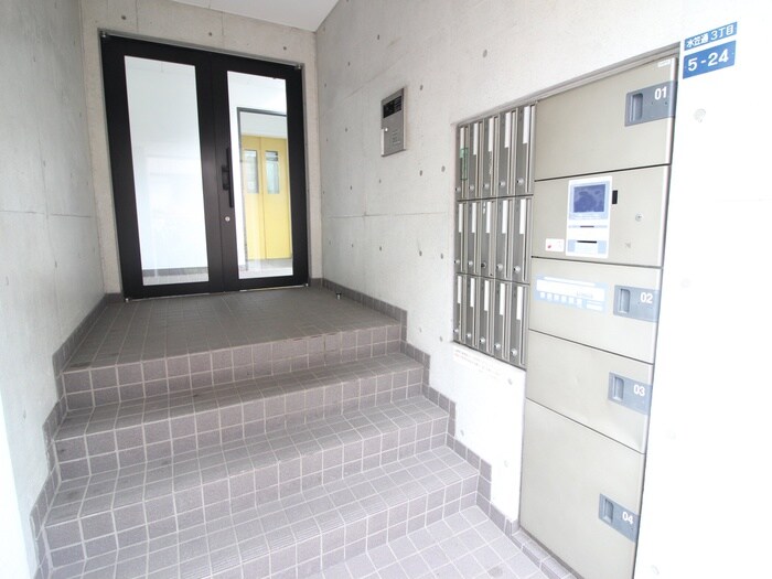 物件外観写真2　(エントランス部分)