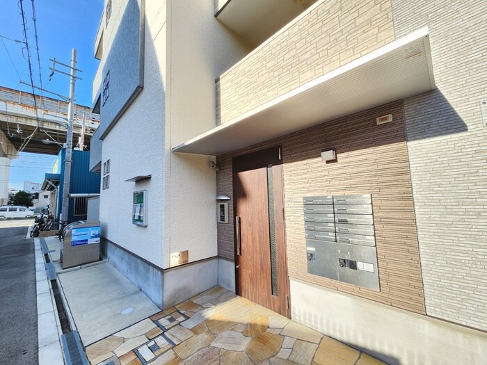 物件外観写真3　(エントランス部分)