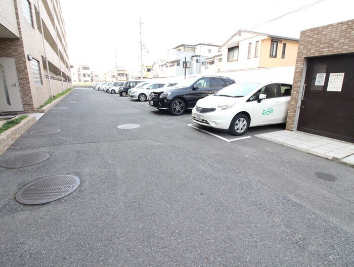 物件外観写真3　(駐車場)