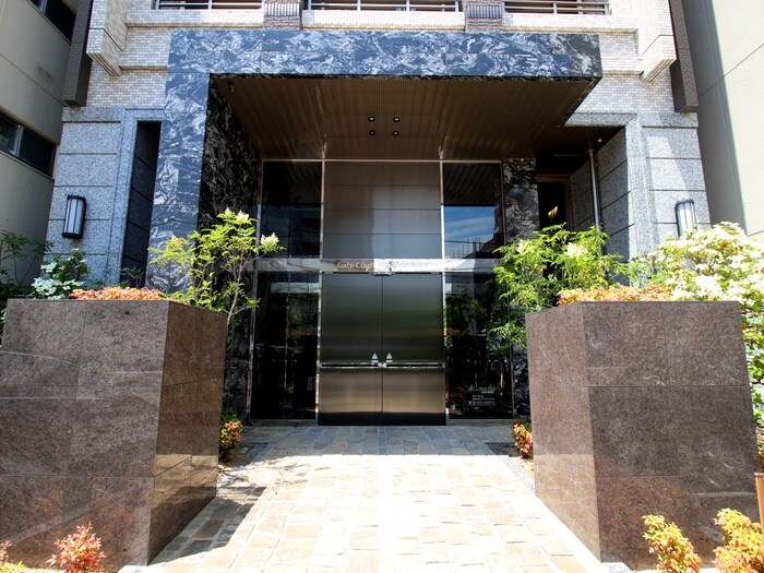 物件外観写真2　(エントランス部分)