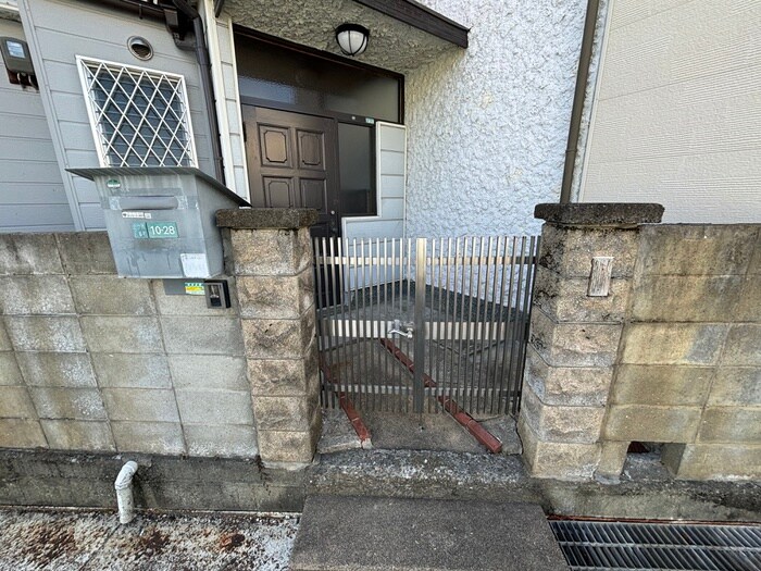 物件外観写真4　(エントランス部分)