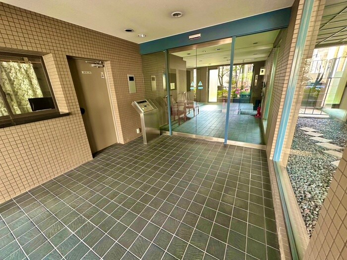 物件外観写真5　(エントランス部分)