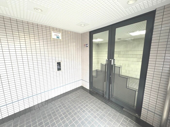 物件外観写真2　(エントランス部分)