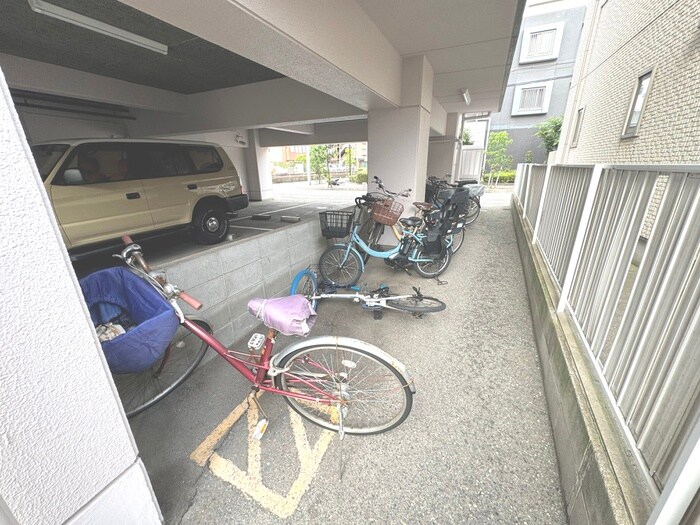 物件外観写真5　(駐輪場)