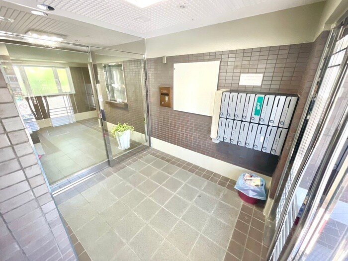 物件外観写真4　(エントランス部分)