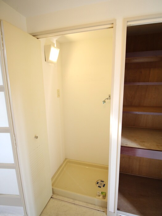物件内観写真12　(洗濯機置場)