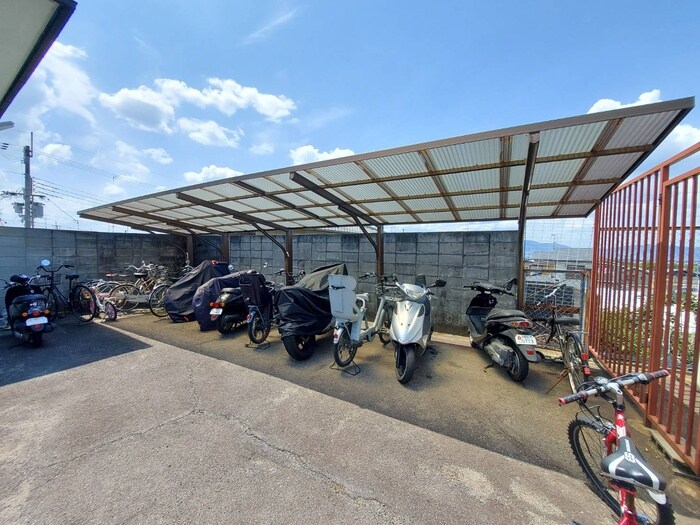 物件外観写真4　(駐輪場)