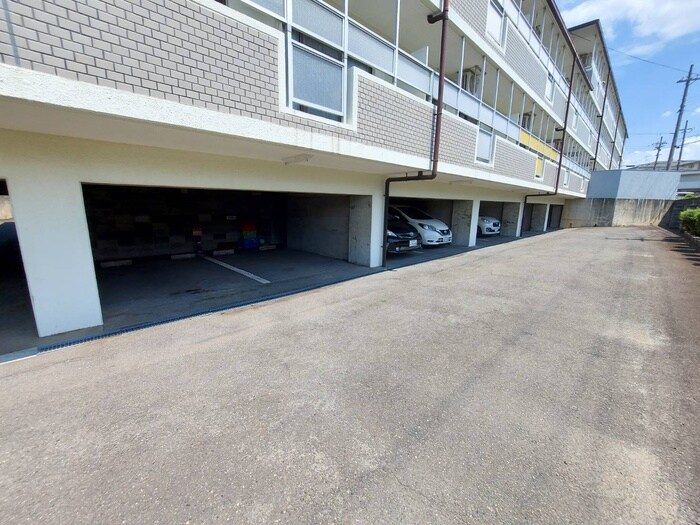 物件外観写真5　(駐車場)