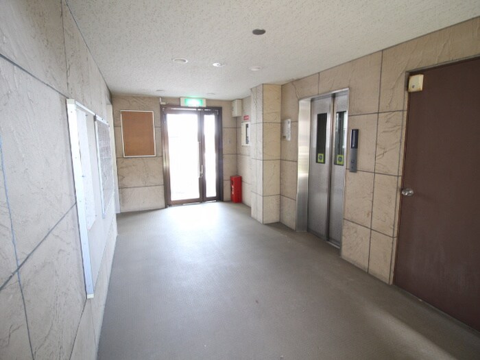 物件外観写真6　(エントランス部分)