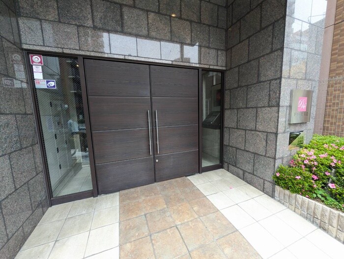 物件外観写真2　(エントランス部分)