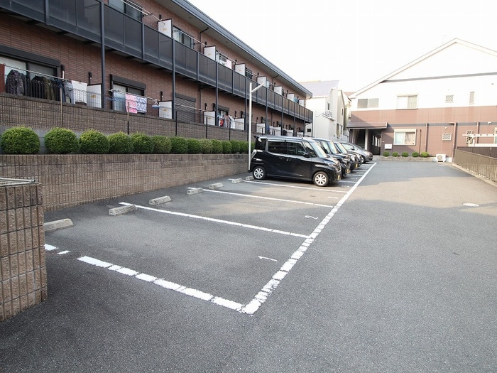 物件外観写真4　(駐車場)