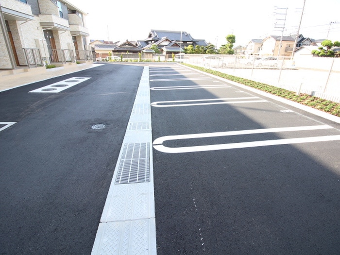 物件外観写真3　(駐車場)