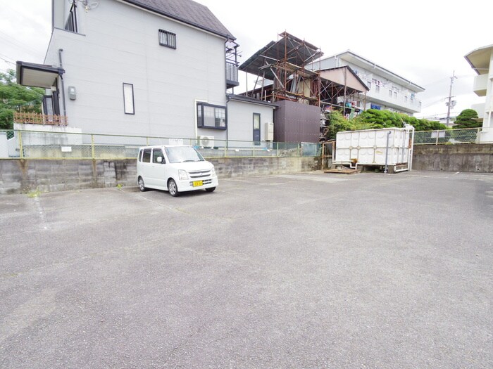 物件外観写真4　(駐車場)