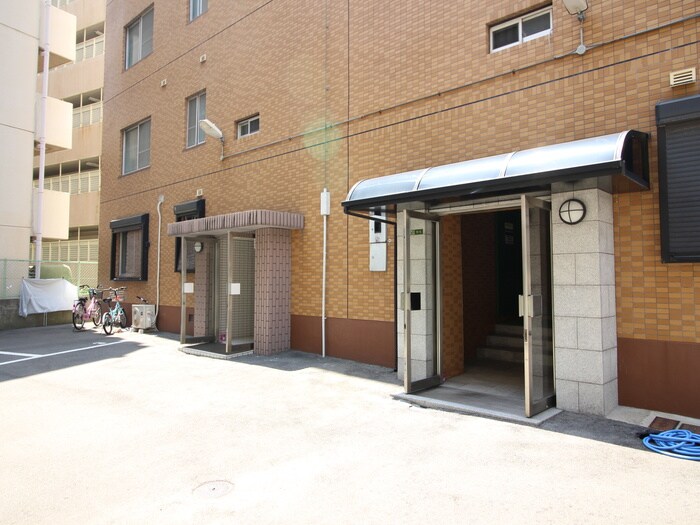 物件外観写真2　(エントランス部分)