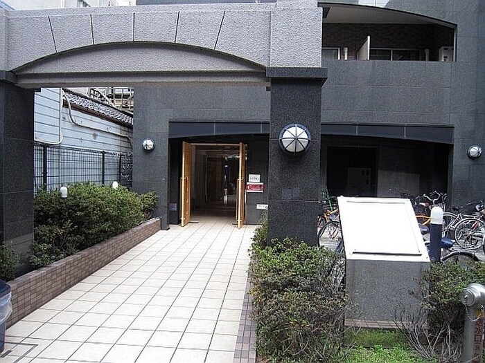 物件外観写真2　(エントランス部分)