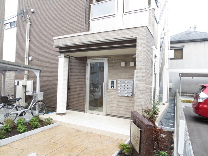 物件外観写真3　(エントランス部分)