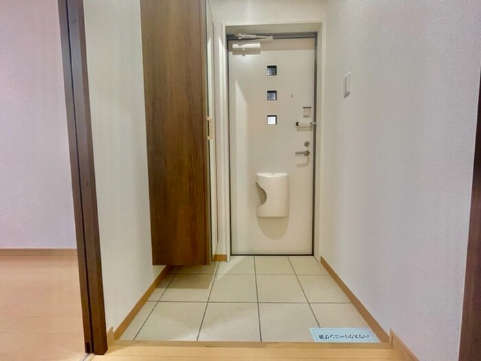物件内観写真12　(玄関)