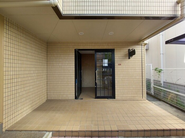 物件外観写真3　(エントランス部分)