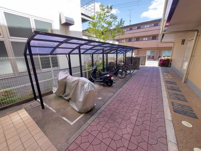物件外観写真4　(駐輪場)