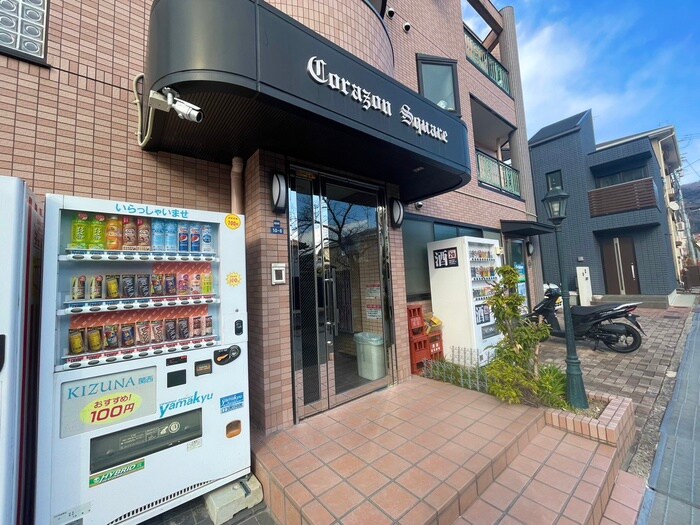 物件外観写真3　(エントランス部分)