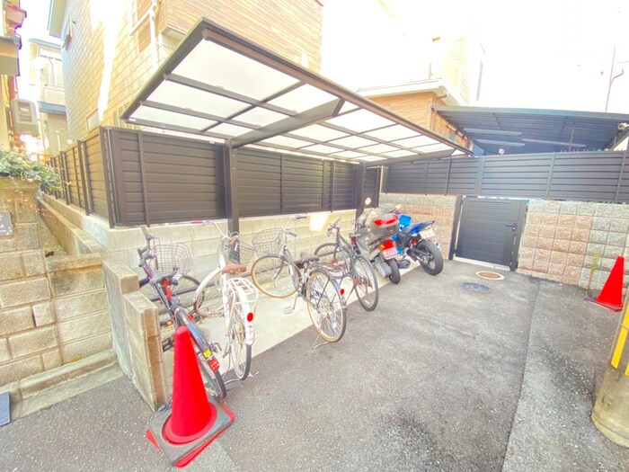 物件外観写真5　(バイク置き場)