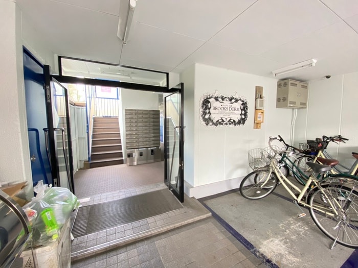 物件外観写真3　(エントランス部分)