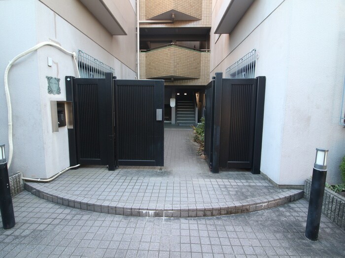 物件外観写真4　(エントランス部分)