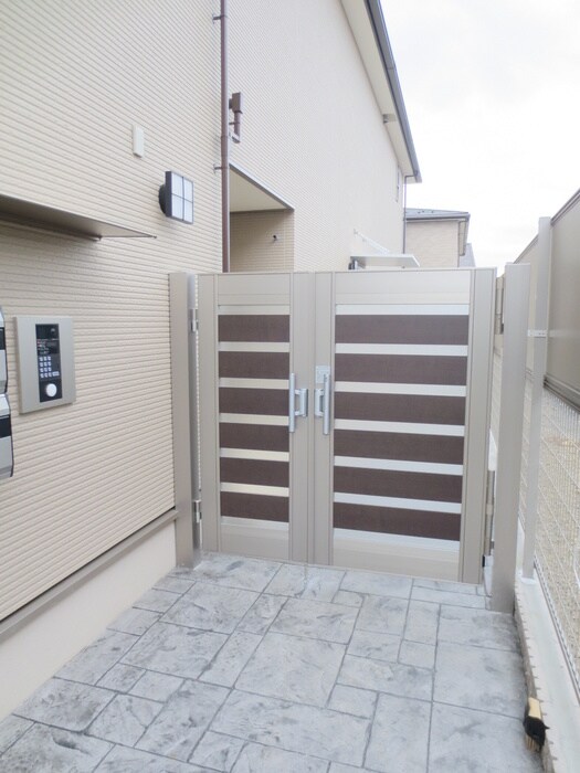 物件外観写真2　(エントランス部分)