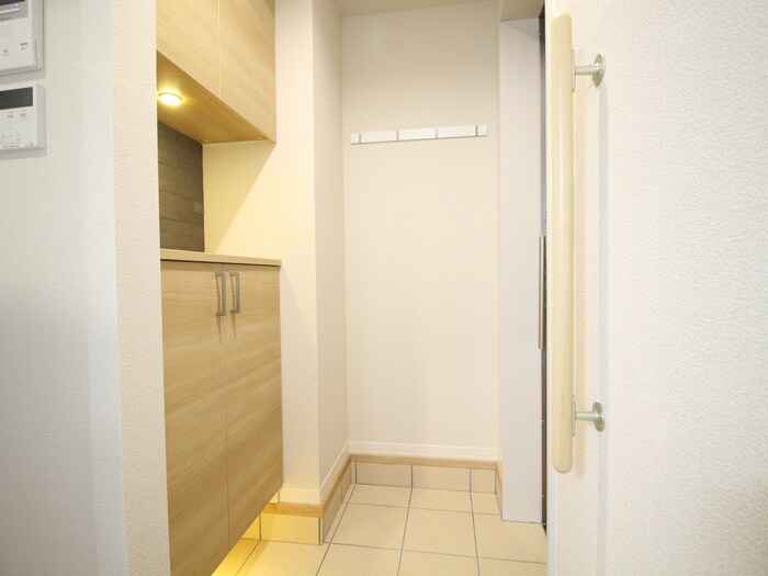 物件内観写真18　(玄関)